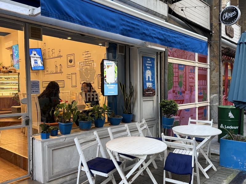 Foto de la vereda de una cafetería, usada como referencia de local